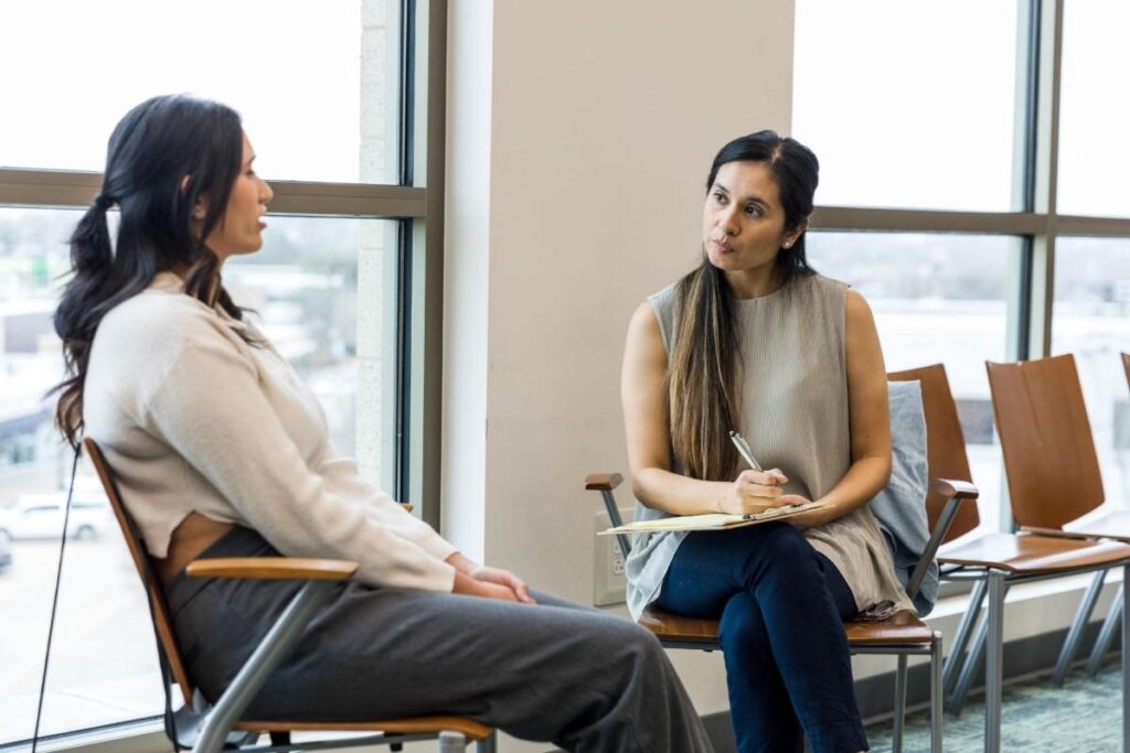 Lady Psychologist in Kalamassery providing professional mental health counselling and emotional support during a one-on-one therapy session.